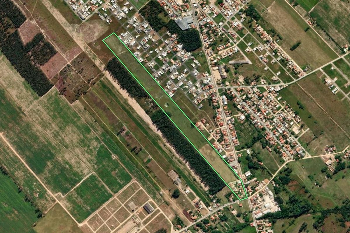 Imagem de satélite do imóvel rural em Jaguaruna (SC), com o contorno declarado no CAR desenhado por cima.