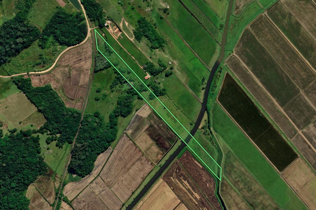 Imagem de satélite do imóvel rural em Jaguaruna (SC), com o contorno declarado no CAR desenhado por cima.