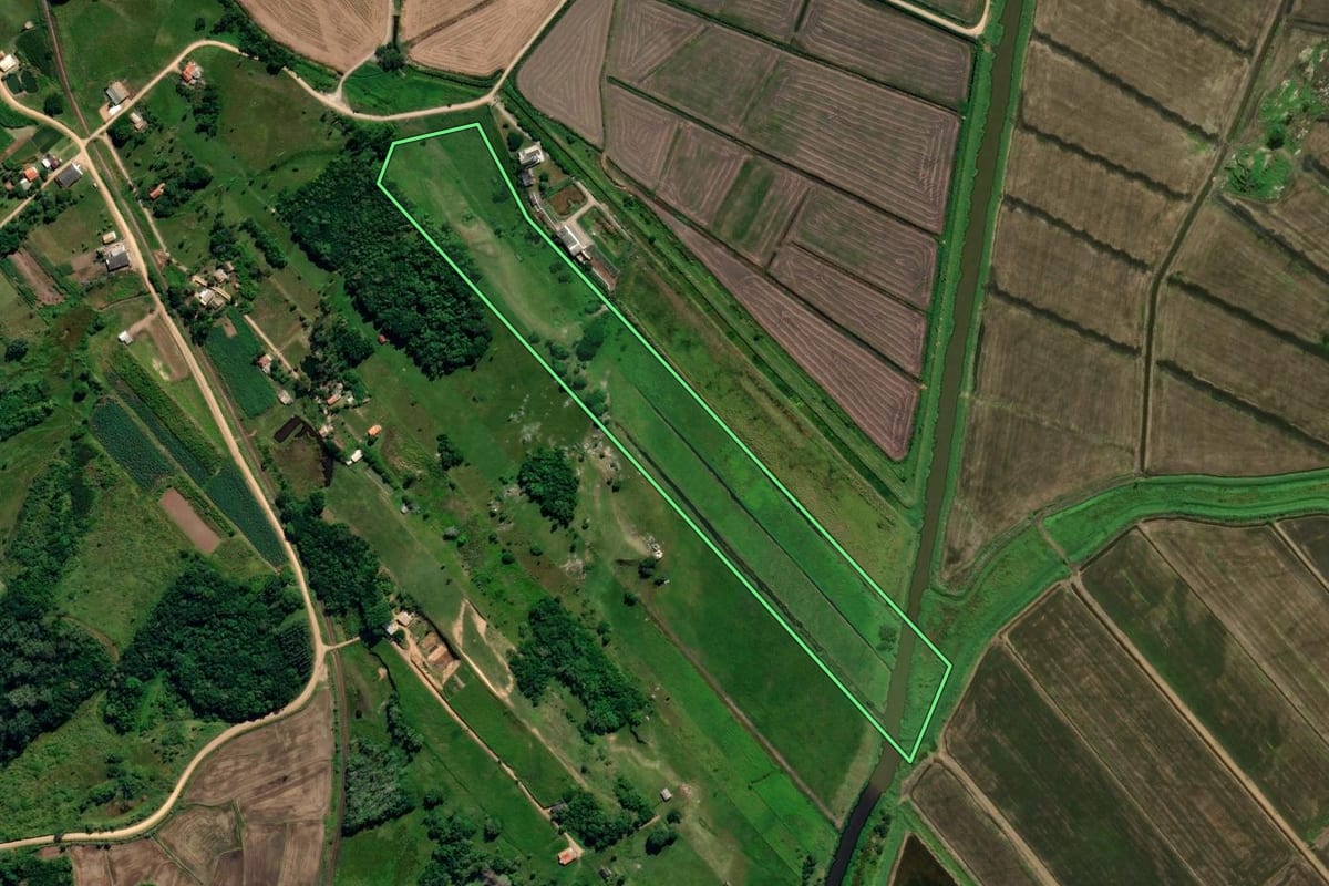 Imagem de satélite do imóvel rural em Jaguaruna (SC), com o contorno declarado no CAR desenhado por cima.