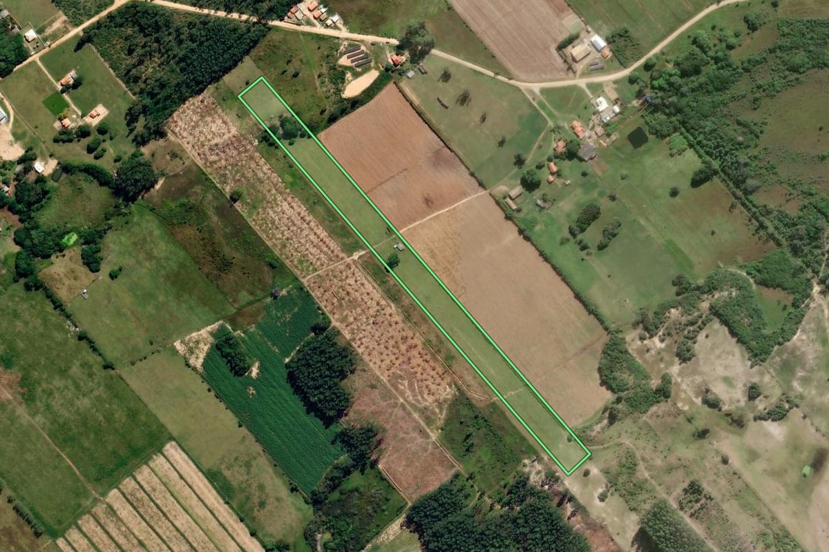 Imagem de satélite do imóvel rural em Jaguaruna (SC), com o contorno declarado no CAR desenhado por cima.