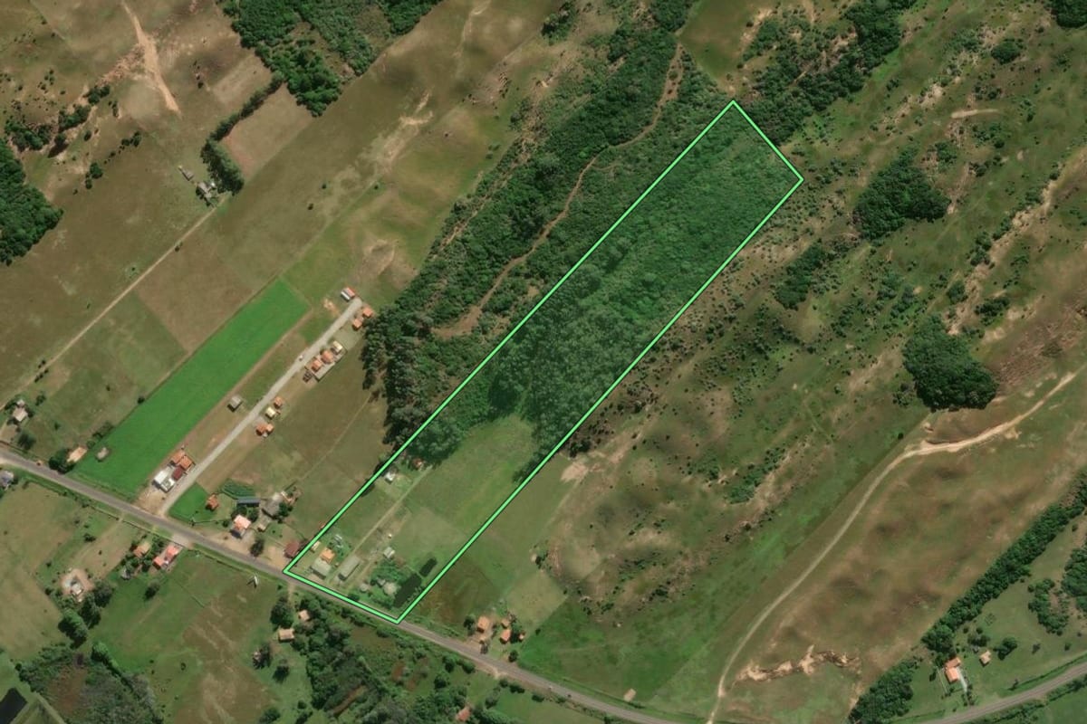 Imagem de satélite do imóvel rural em Jaguaruna (SC), com o contorno declarado no CAR desenhado por cima.