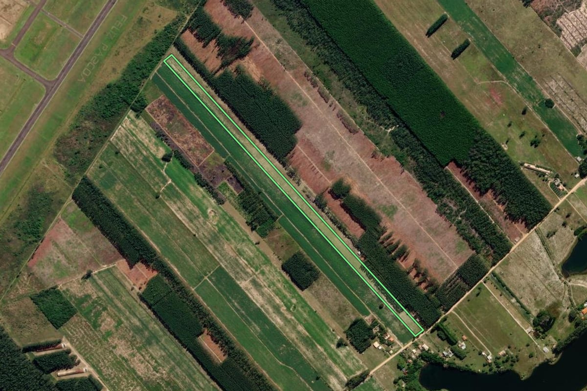 Imagem de satélite do imóvel rural em Jaguaruna (SC), com o contorno declarado no CAR desenhado por cima.