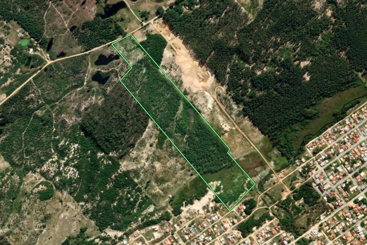 Imagem de satélite do imóvel rural em Jaguaruna (SC), com o contorno declarado no CAR desenhado por cima.