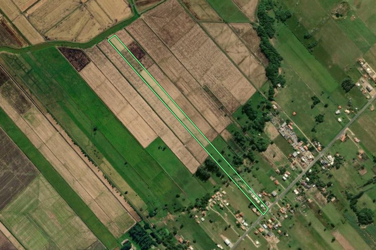Imagem de satélite do imóvel rural em Jaguaruna (SC), com o contorno declarado no CAR desenhado por cima.