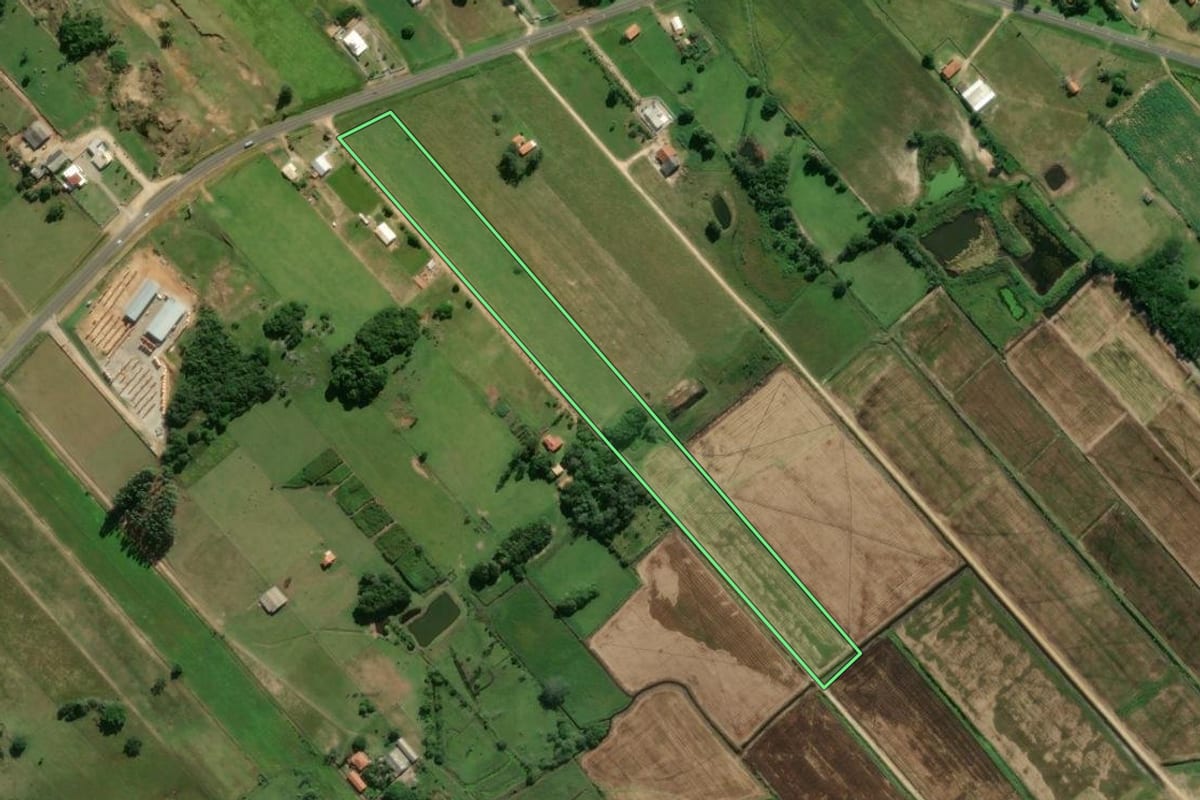 Imagem de satélite do imóvel rural em Jaguaruna (SC), com o contorno declarado no CAR desenhado por cima.