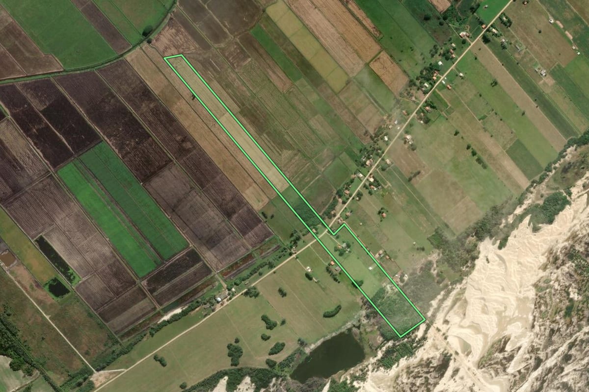 Imagem de satélite do imóvel rural em Jaguaruna (SC), com o contorno declarado no CAR desenhado por cima.