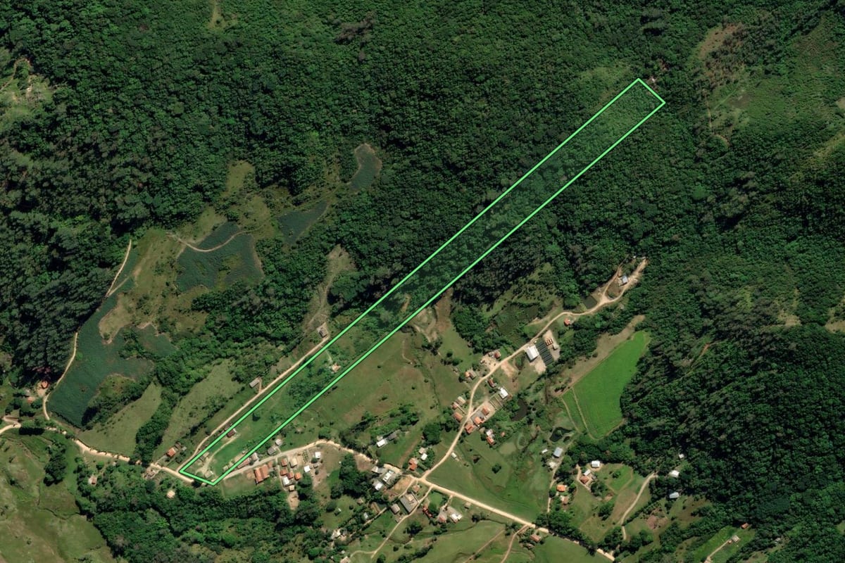 Imagem de satélite do imóvel rural em Jaguaruna (SC), com o contorno declarado no CAR desenhado por cima.