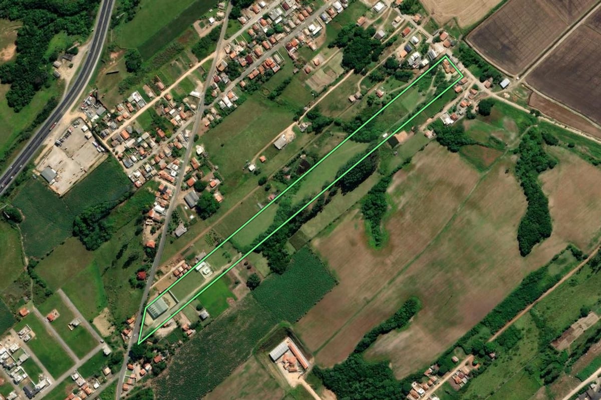 Imagem de satélite do imóvel rural em Jaguaruna (SC), com o contorno declarado no CAR desenhado por cima.