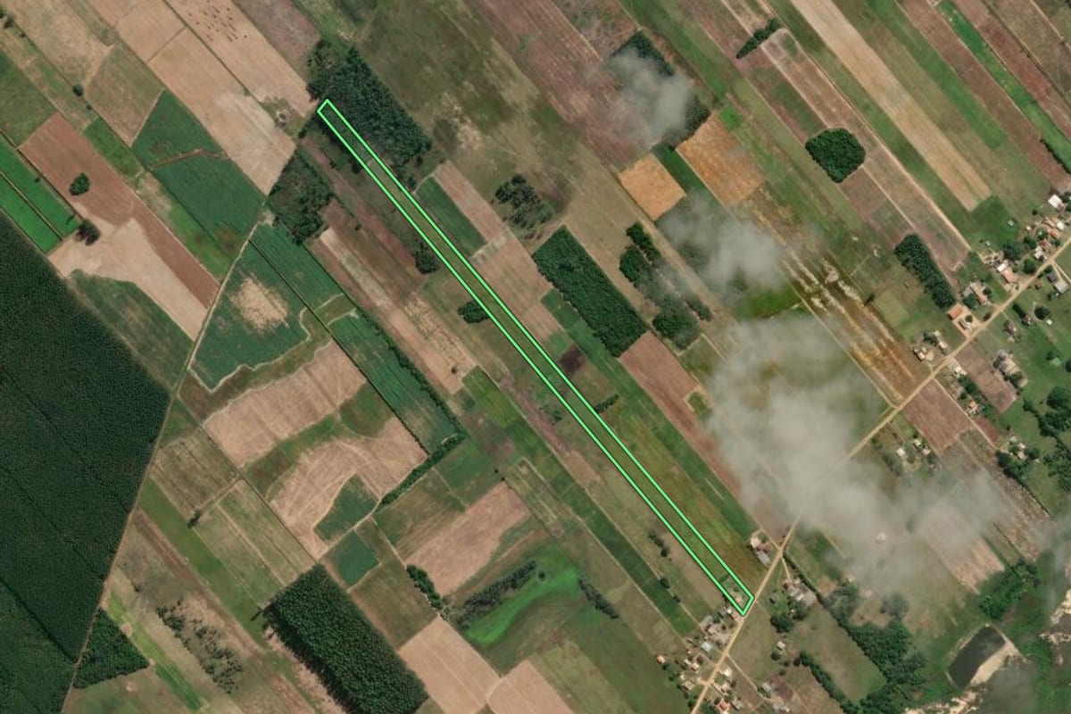 Imagem de satélite do imóvel rural em Jaguaruna (SC), com o contorno declarado no CAR desenhado por cima.