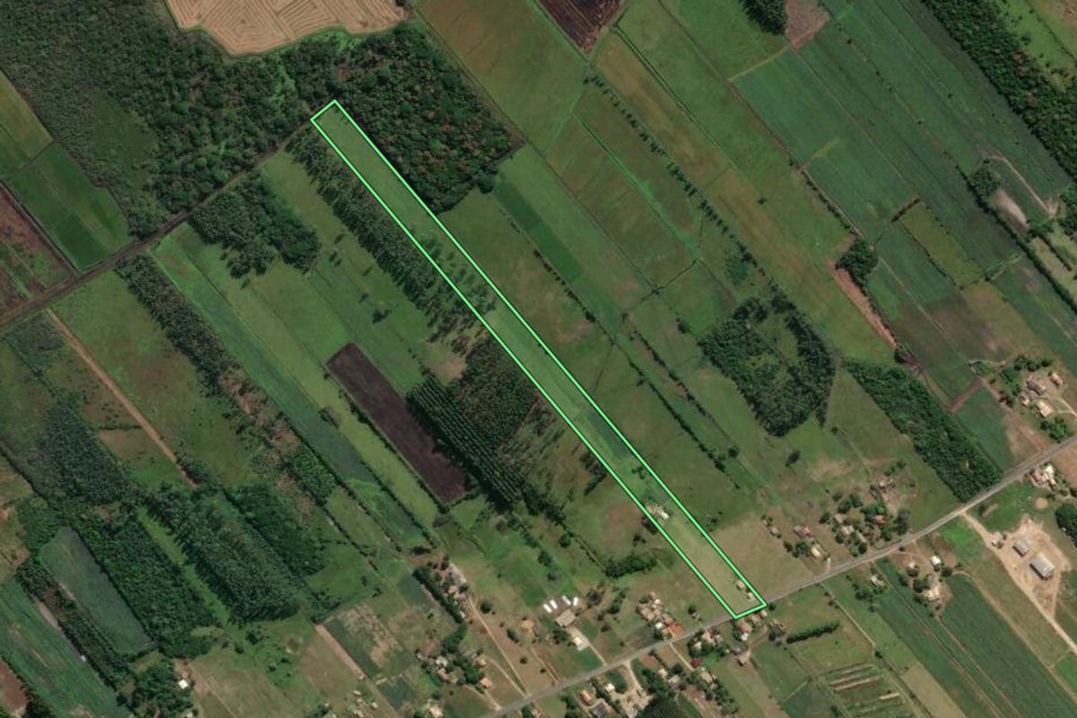 Imagem de satélite do imóvel rural em Jaguaruna (SC), com o contorno declarado no CAR desenhado por cima.