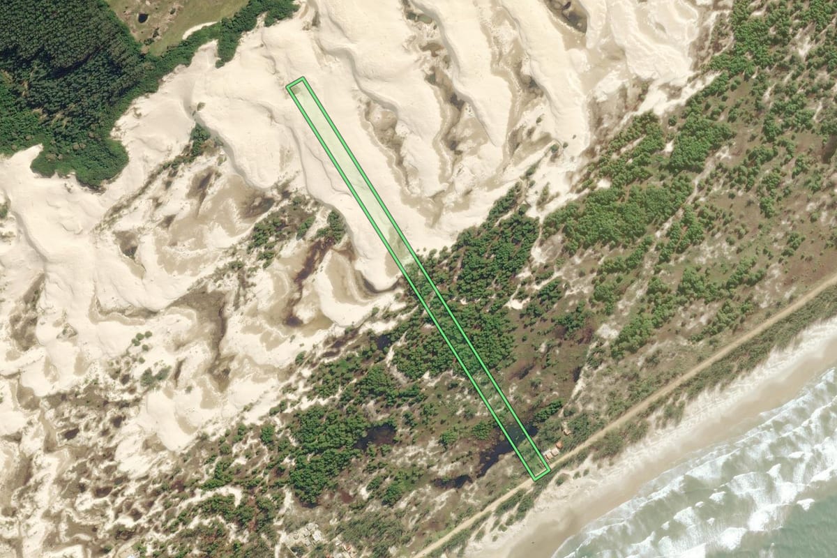Imagem de satélite do imóvel rural em Jaguaruna (SC), com o contorno declarado no CAR desenhado por cima.
