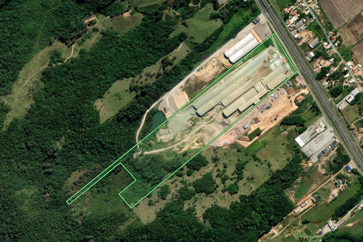 Imagem de satélite do imóvel rural em Jaguaruna (SC), com o contorno declarado no CAR desenhado por cima.
