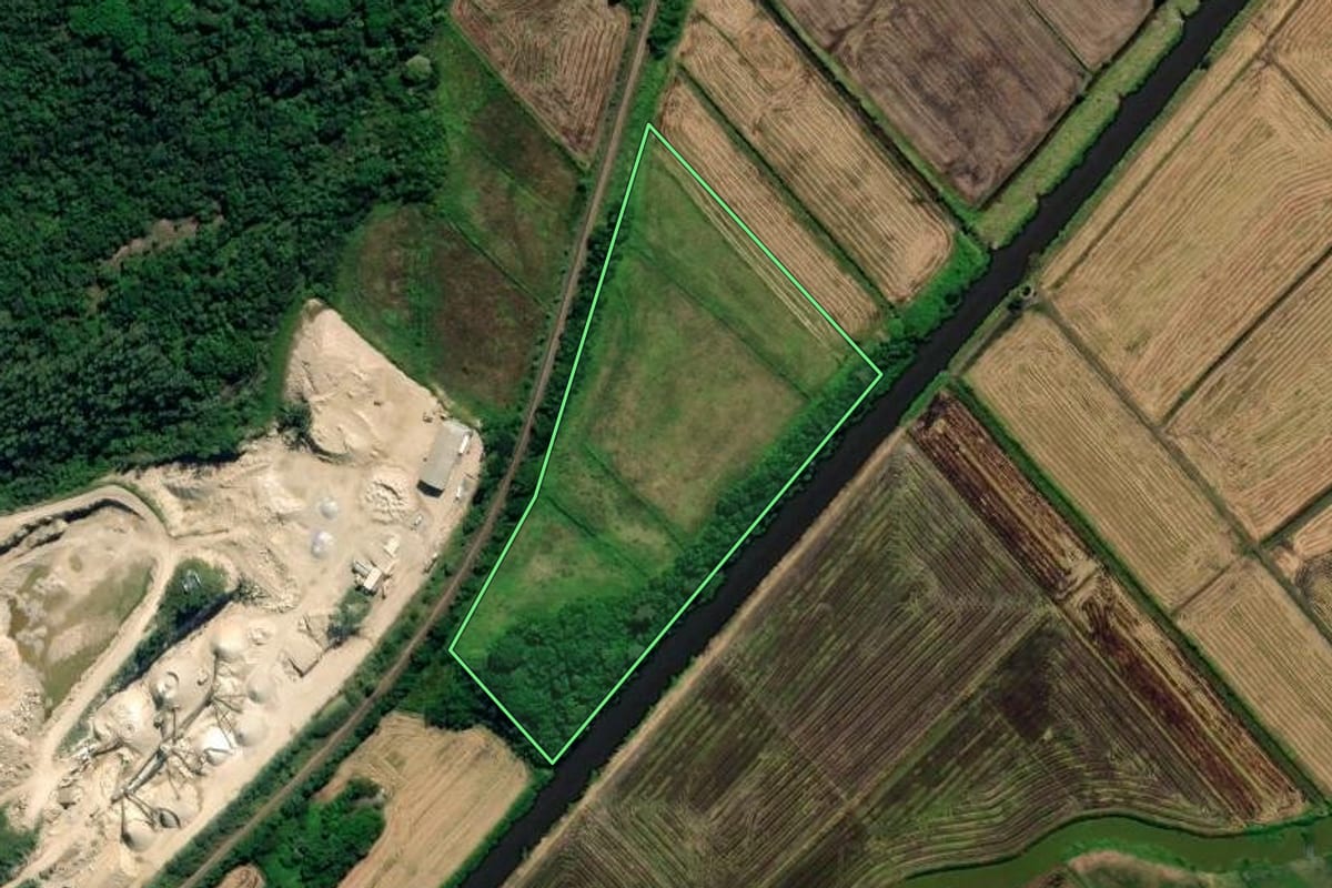 Imagem de satélite do imóvel rural em Jaguaruna (SC), com o contorno declarado no CAR desenhado por cima.