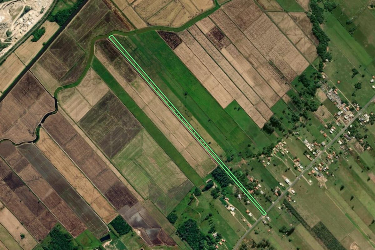 Imagem de satélite do imóvel rural em Jaguaruna (SC), com o contorno declarado no CAR desenhado por cima.