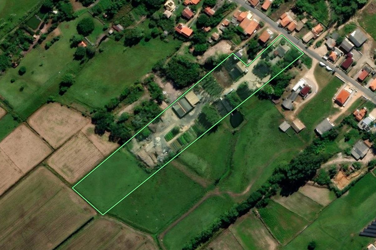 Imagem de satélite do imóvel rural em Jaguaruna (SC), com o contorno declarado no CAR desenhado por cima.