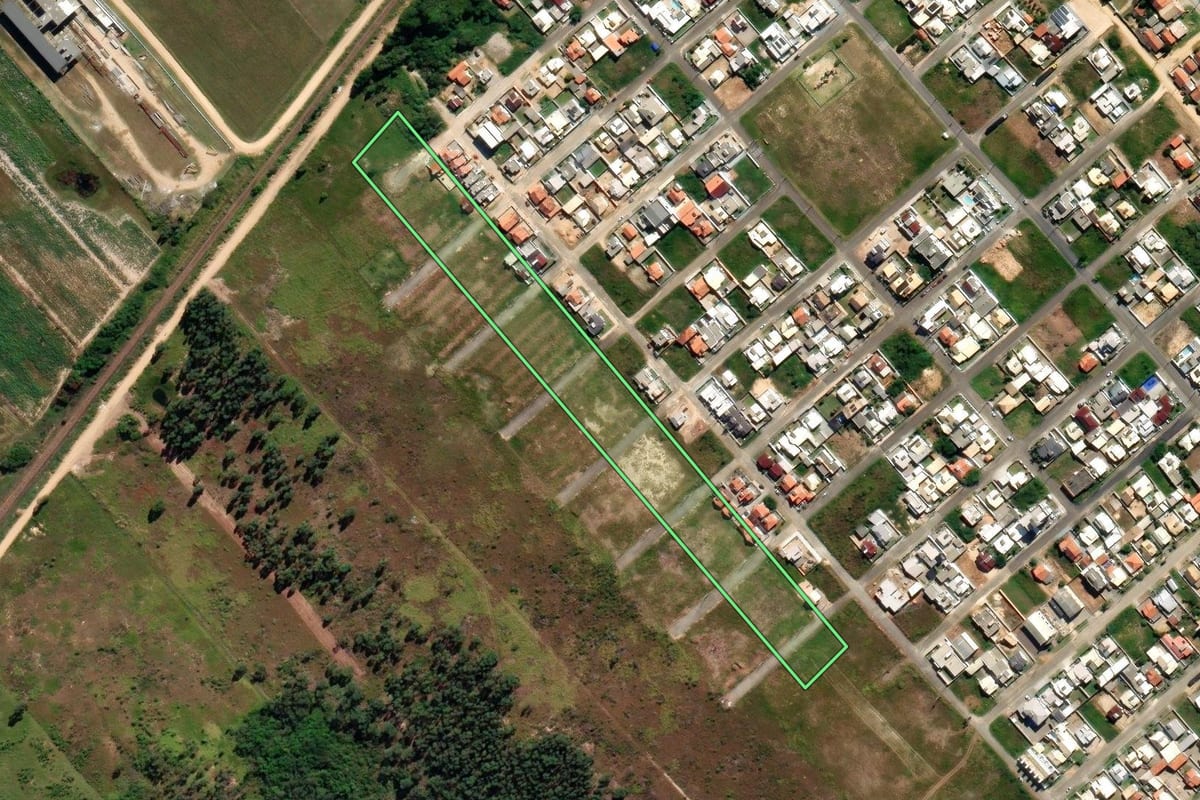 Imagem de satélite do imóvel rural em Jaguaruna (SC), com o contorno declarado no CAR desenhado por cima.