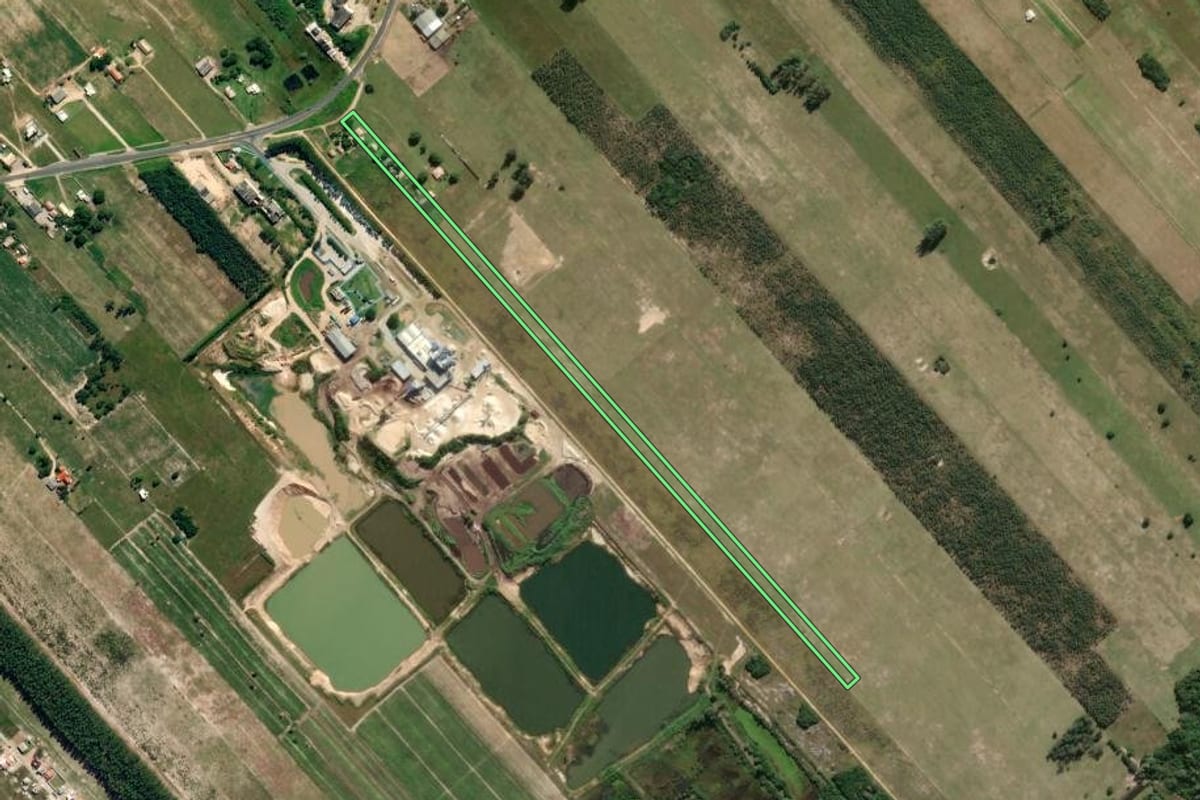 Imagem de satélite do imóvel rural em Jaguaruna (SC), com o contorno declarado no CAR desenhado por cima.