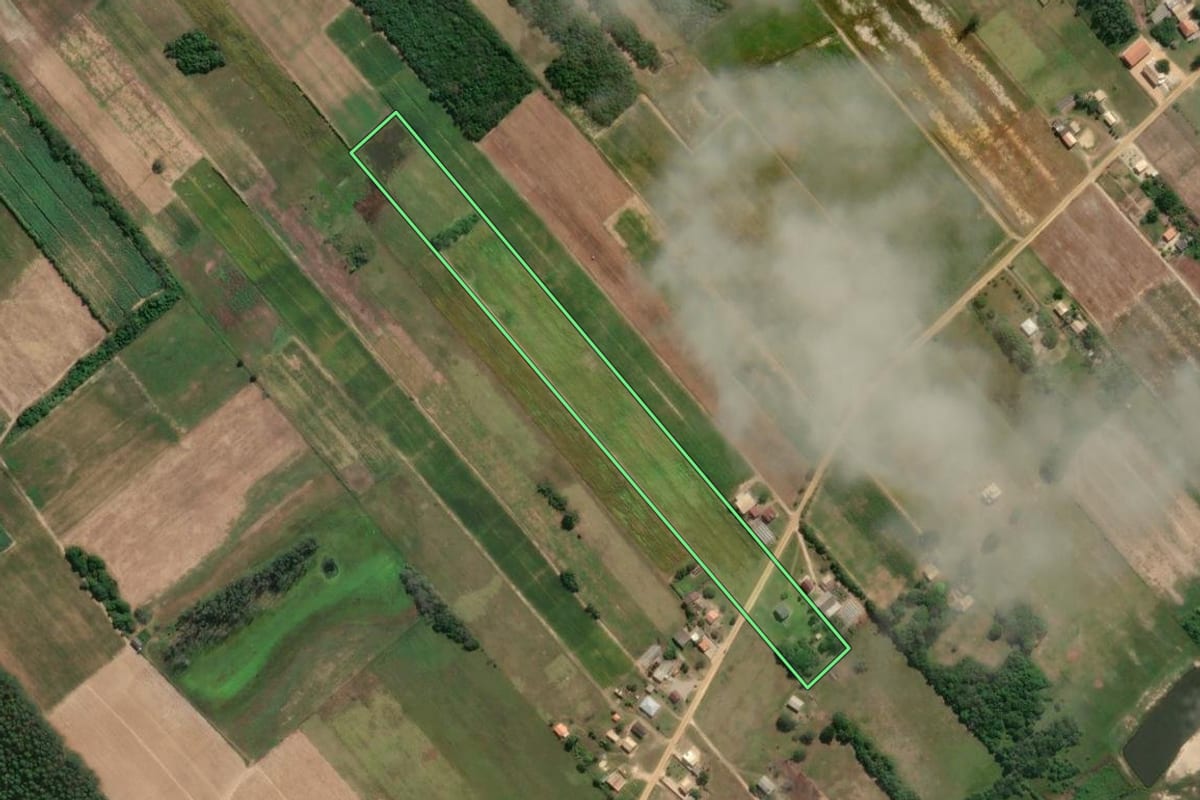 Imagem de satélite do imóvel rural em Jaguaruna (SC), com o contorno declarado no CAR desenhado por cima.