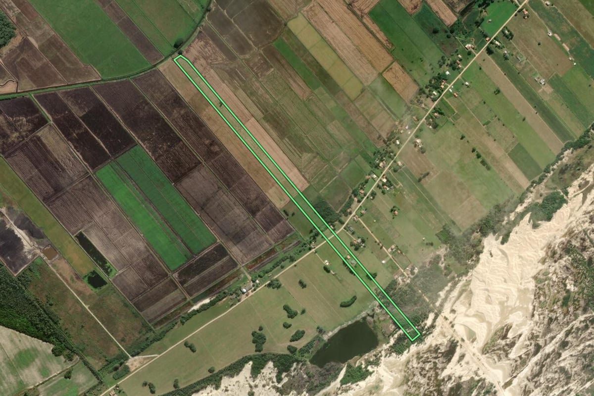 Imagem de satélite do imóvel rural em Jaguaruna (SC), com o contorno declarado no CAR desenhado por cima.