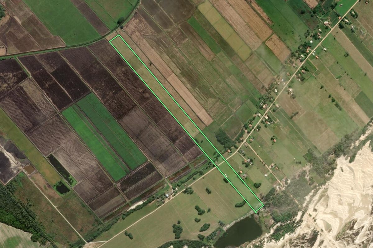 Imagem de satélite do imóvel rural em Jaguaruna (SC), com o contorno declarado no CAR desenhado por cima.