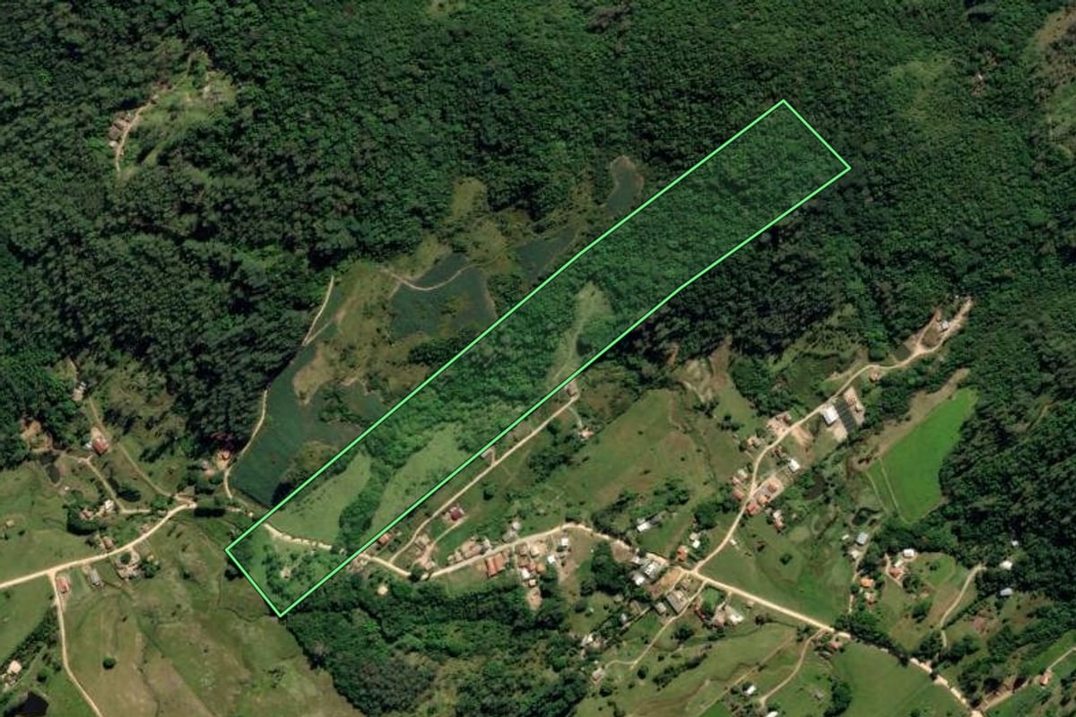 Imagem de satélite do imóvel rural em Jaguaruna (SC), com o contorno declarado no CAR desenhado por cima.