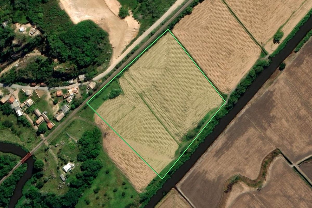 Imagem de satélite do imóvel rural em Jaguaruna (SC), com o contorno declarado no CAR desenhado por cima.