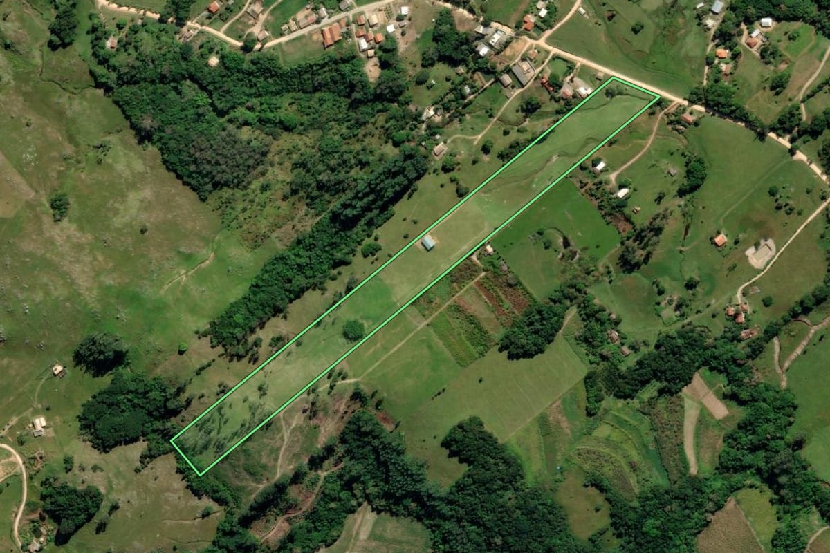 Imagem de satélite do imóvel rural em Jaguaruna (SC), com o contorno declarado no CAR desenhado por cima.