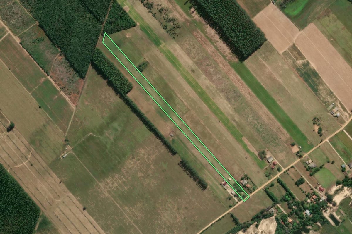 Imagem de satélite do imóvel rural em Jaguaruna (SC), com o contorno declarado no CAR desenhado por cima.