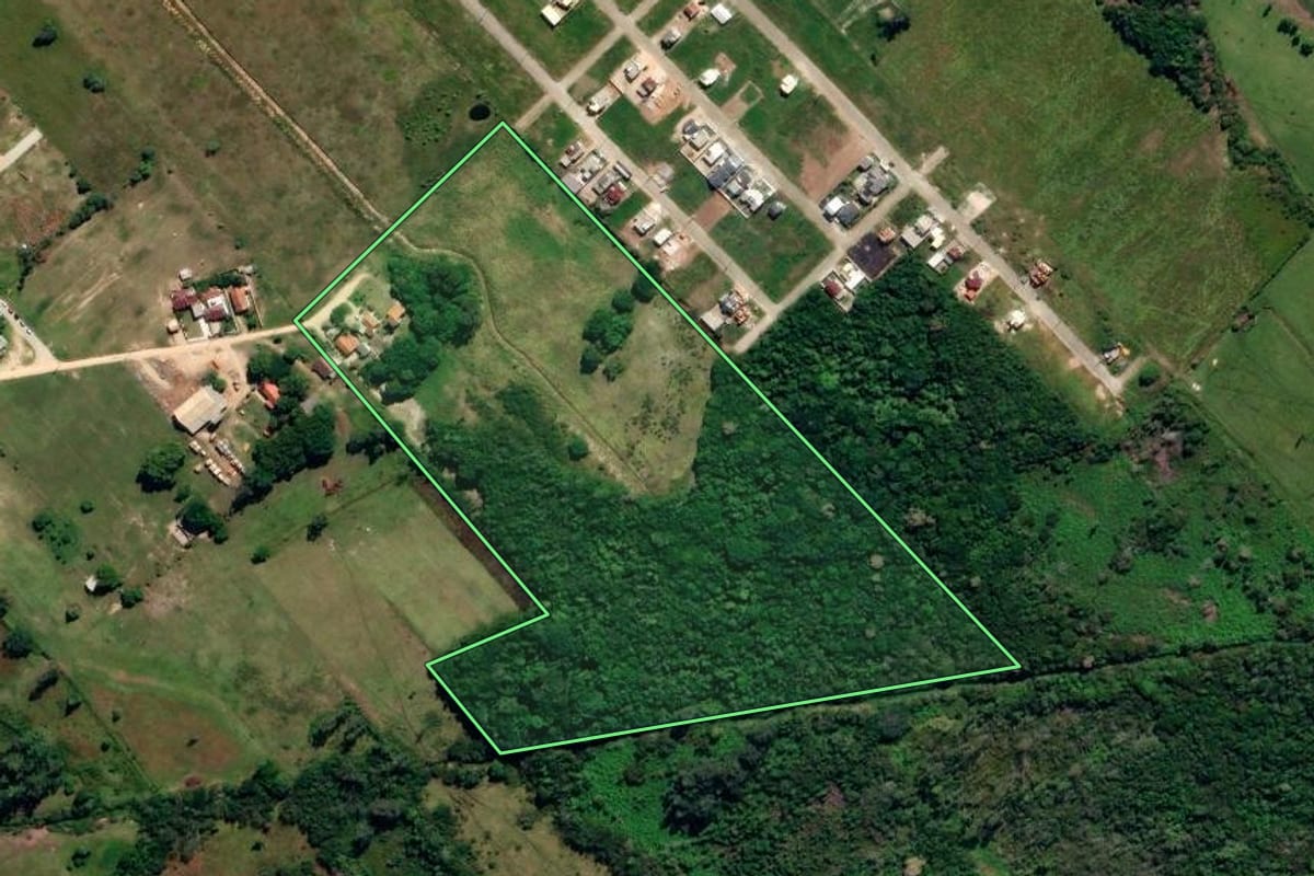 Imagem de satélite do imóvel rural em Jaguaruna (SC), com o contorno declarado no CAR desenhado por cima.