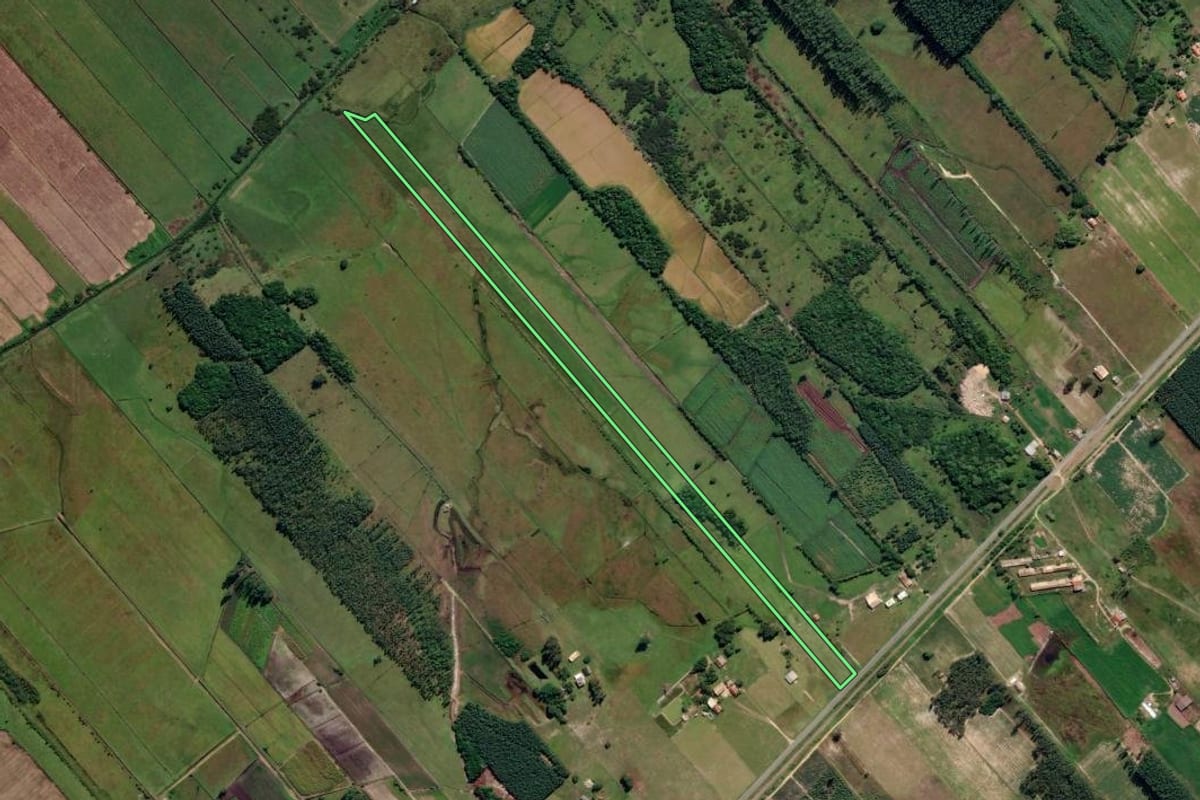 Imagem de satélite do imóvel rural em Jaguaruna (SC), com o contorno declarado no CAR desenhado por cima.