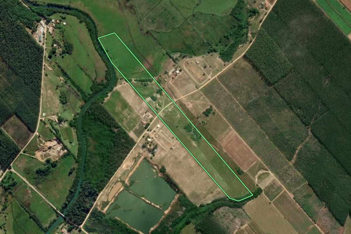 Imagem de satélite do imóvel rural em Jaguaruna (SC), com o contorno declarado no CAR desenhado por cima.