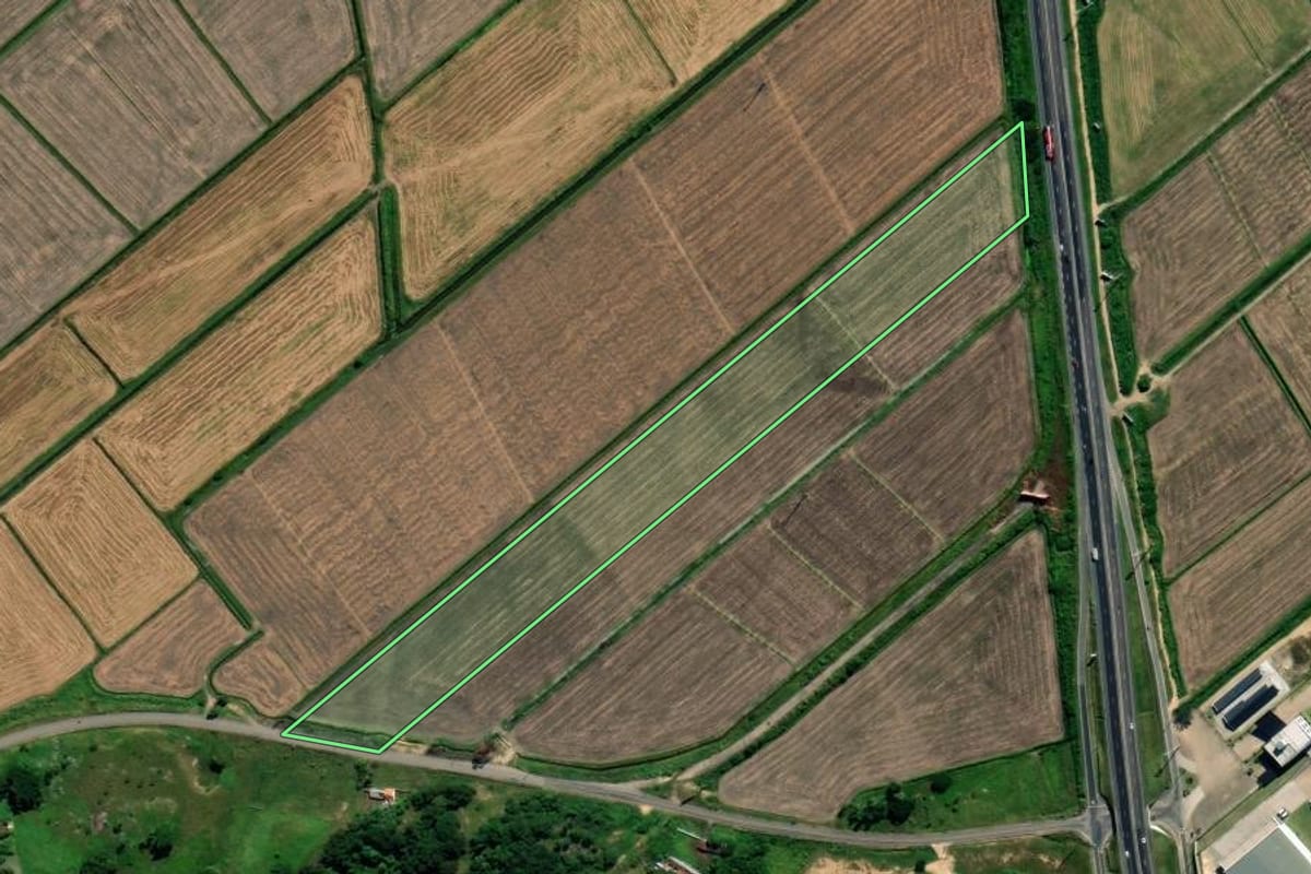 Imagem de satélite do imóvel rural em Jaguaruna (SC), com o contorno declarado no CAR desenhado por cima.