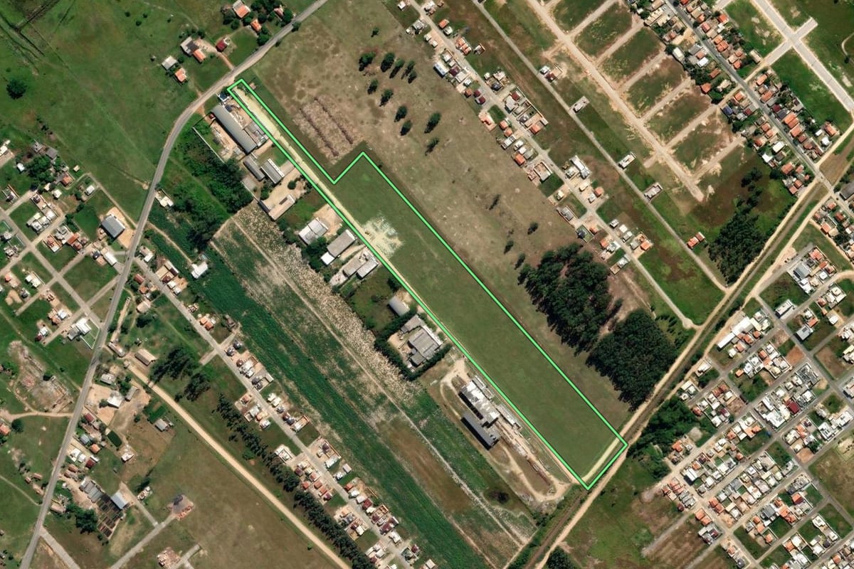 Imagem de satélite do imóvel rural em Jaguaruna (SC), com o contorno declarado no CAR desenhado por cima.