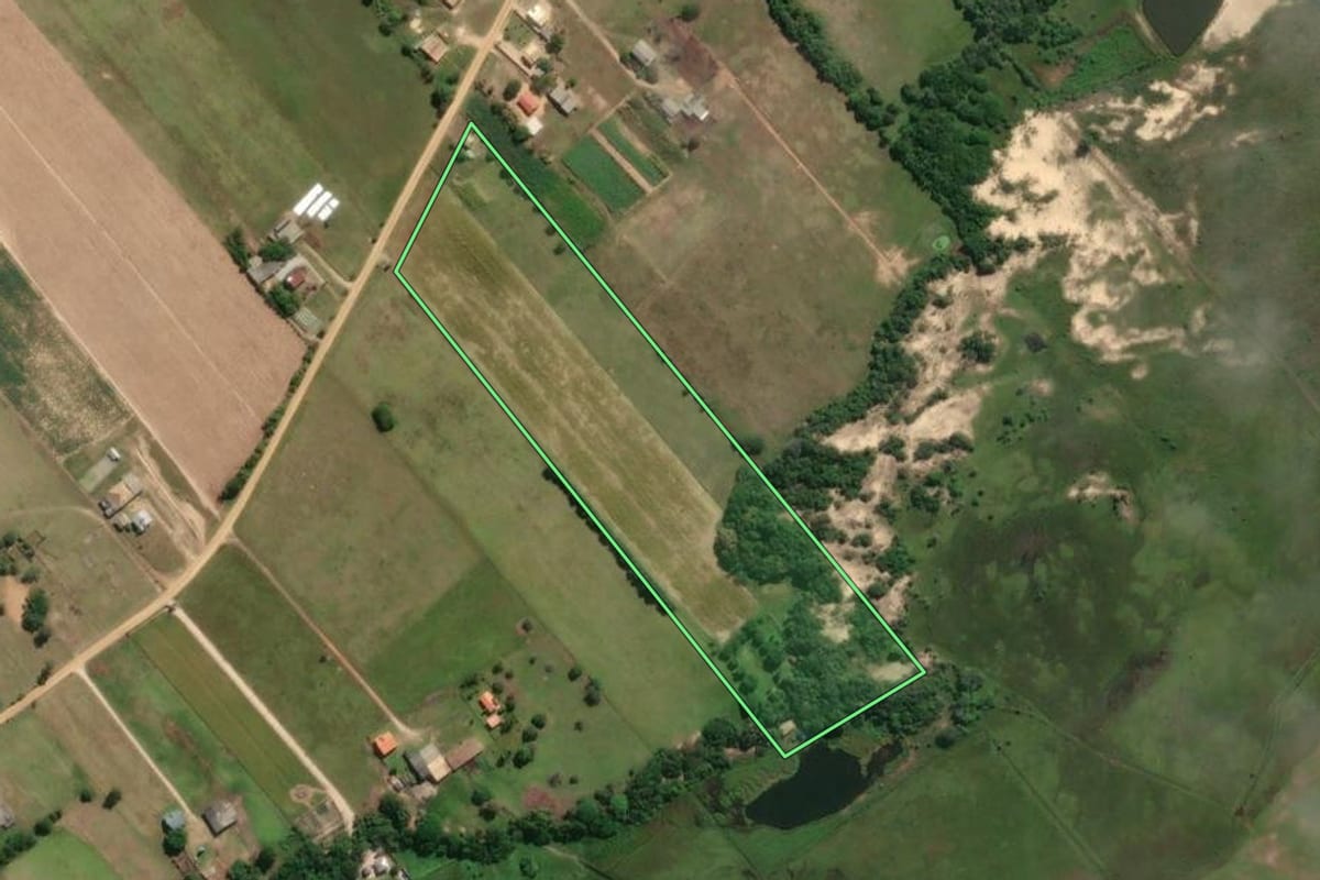Imagem de satélite do imóvel rural em Jaguaruna (SC), com o contorno declarado no CAR desenhado por cima.
