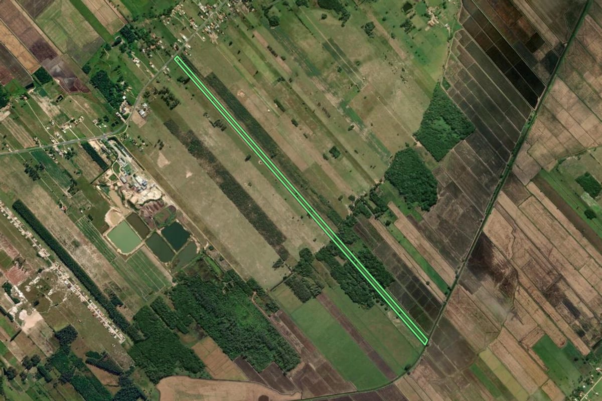 Imagem de satélite do imóvel rural em Jaguaruna (SC), com o contorno declarado no CAR desenhado por cima.
