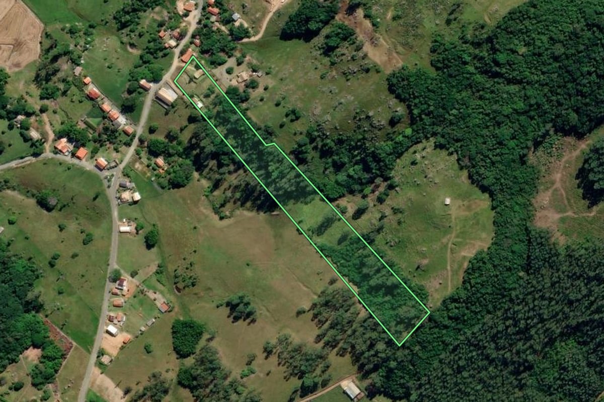 Imagem de satélite do imóvel rural em Jaguaruna (SC), com o contorno declarado no CAR desenhado por cima.