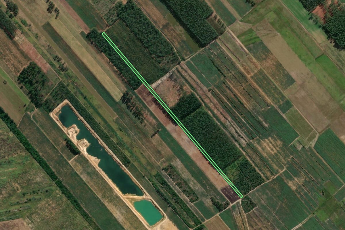 Imagem de satélite do imóvel rural em Jaguaruna (SC), com o contorno declarado no CAR desenhado por cima.