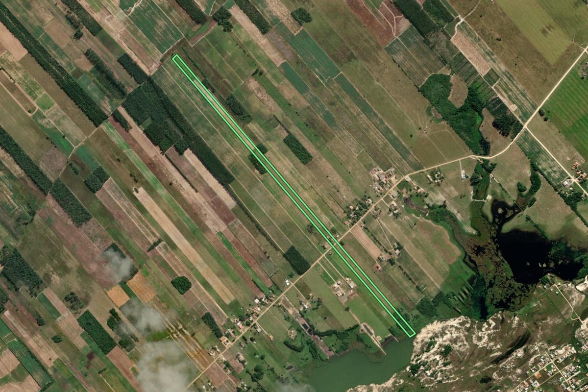 Imagem de satélite do imóvel rural em Jaguaruna (SC), com o contorno declarado no CAR desenhado por cima.