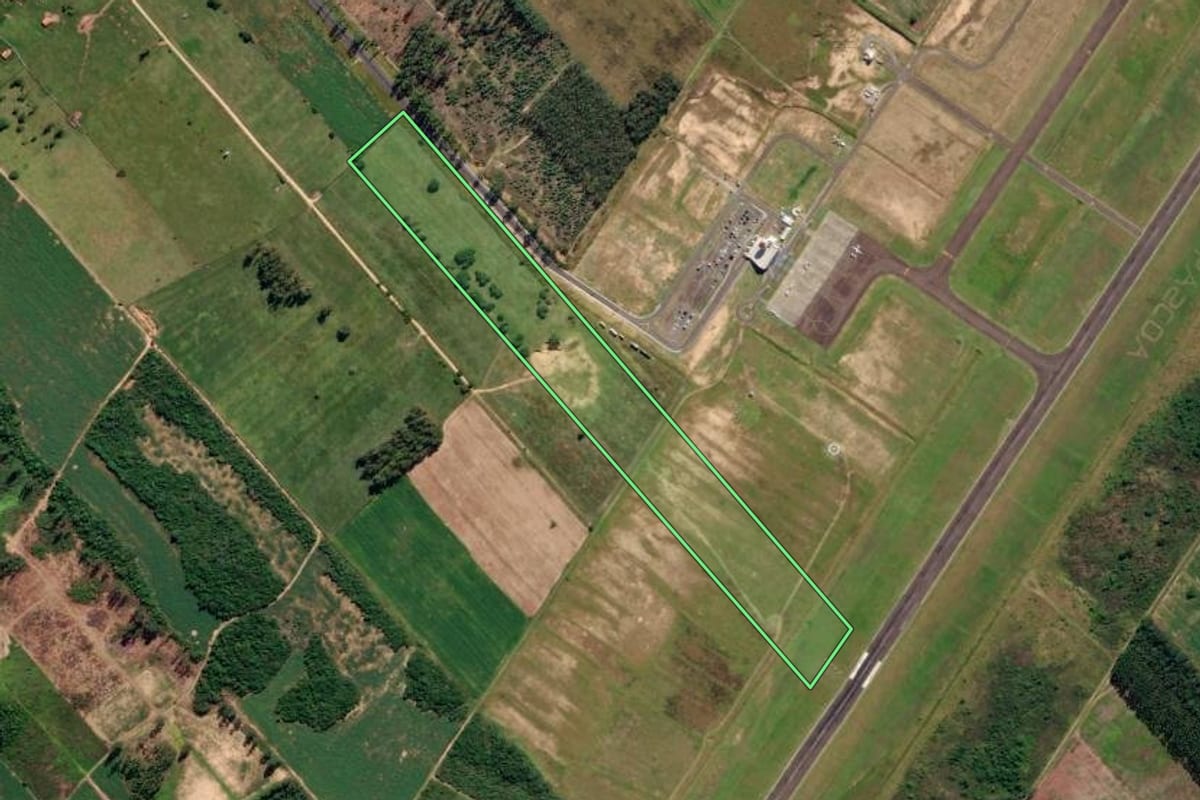 Imagem de satélite do imóvel rural em Jaguaruna (SC), com o contorno declarado no CAR desenhado por cima.