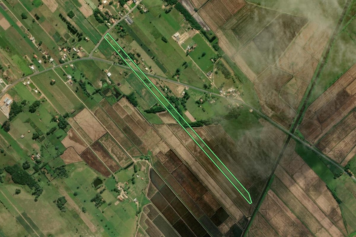 Imagem de satélite do imóvel rural em Jaguaruna (SC), com o contorno declarado no CAR desenhado por cima.
