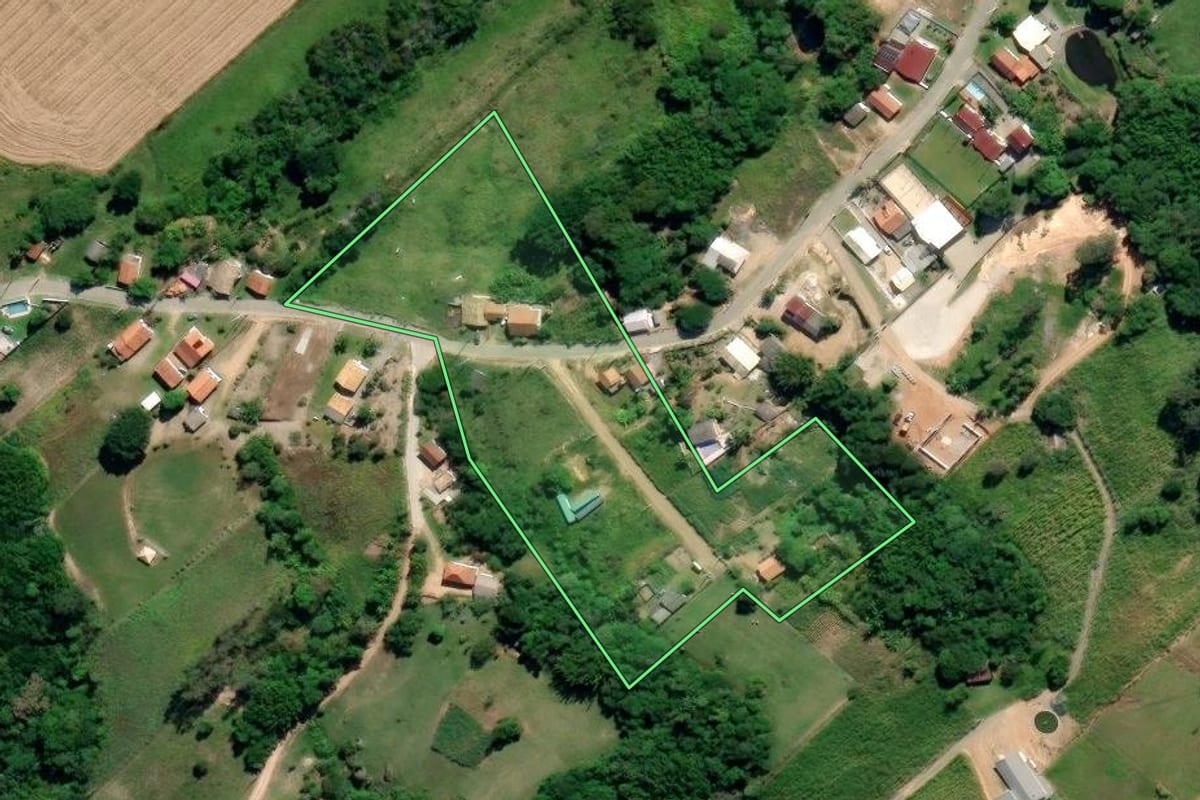 Imagem de satélite do imóvel rural em Jaguaruna (SC), com o contorno declarado no CAR desenhado por cima.