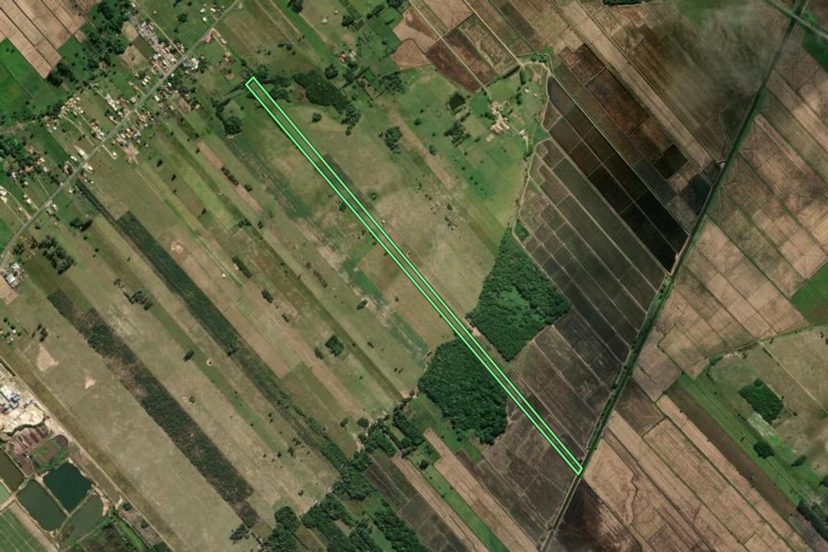 Imagem de satélite do imóvel rural em Jaguaruna (SC), com o contorno declarado no CAR desenhado por cima.