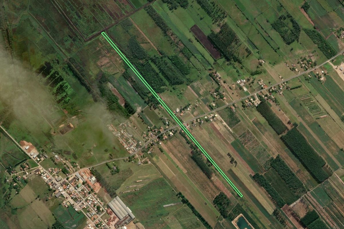 Imagem de satélite do imóvel rural em Jaguaruna (SC), com o contorno declarado no CAR desenhado por cima.