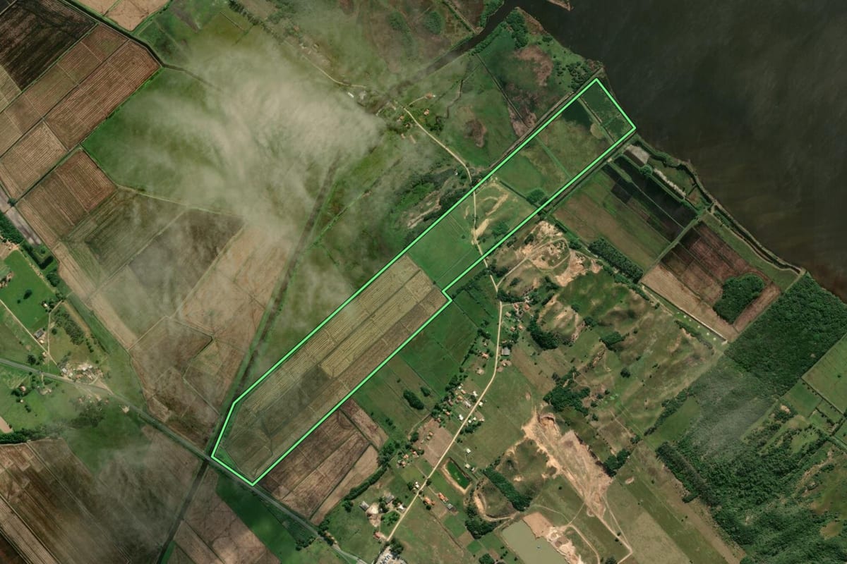 Imagem de satélite do imóvel rural em Jaguaruna (SC), com o contorno declarado no CAR desenhado por cima.