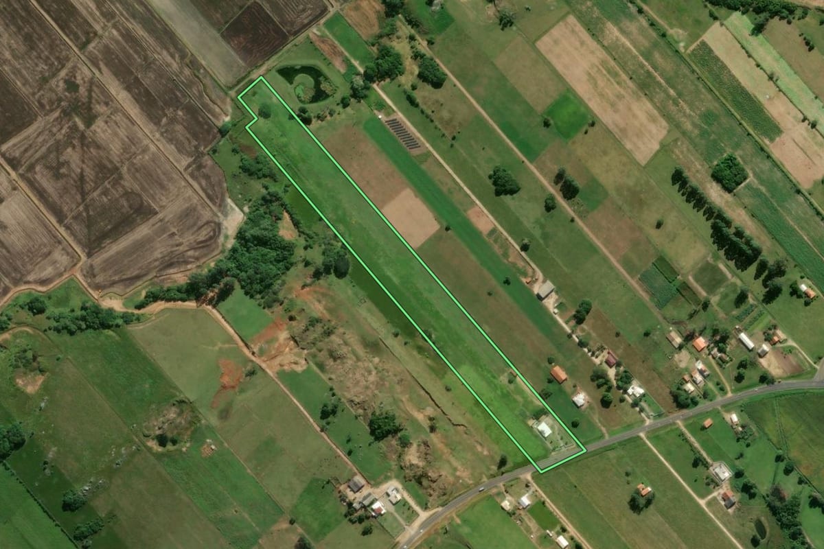 Imagem de satélite do imóvel rural em Jaguaruna (SC), com o contorno declarado no CAR desenhado por cima.