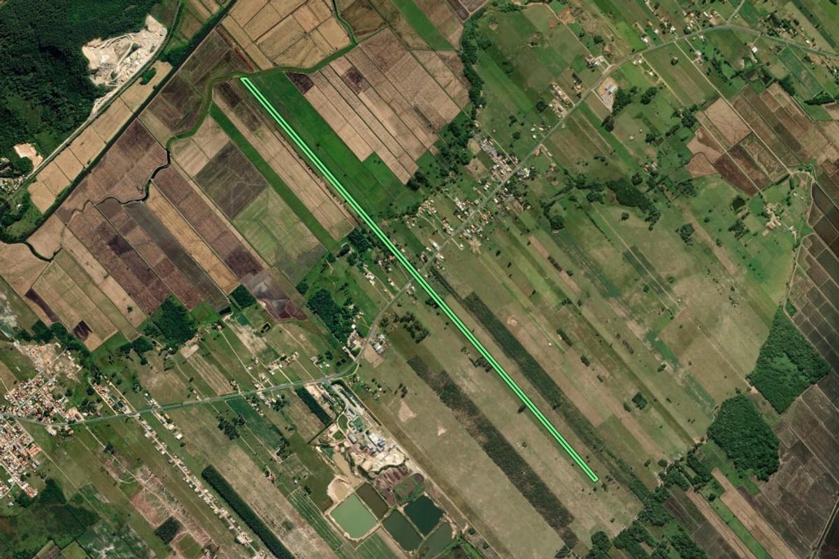Imagem de satélite do imóvel rural em Jaguaruna (SC), com o contorno declarado no CAR desenhado por cima.