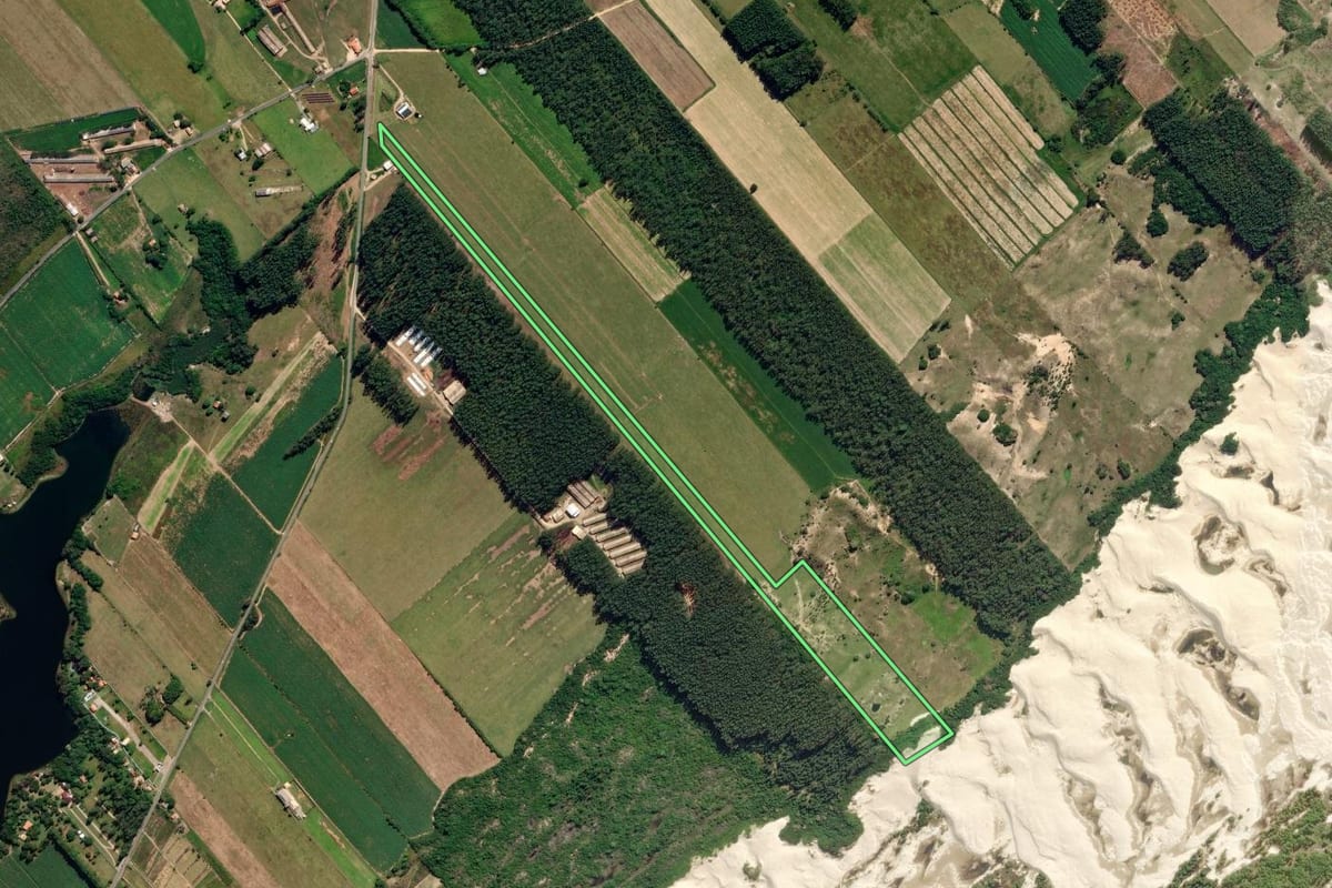 Imagem de satélite do imóvel rural em Jaguaruna (SC), com o contorno declarado no CAR desenhado por cima.