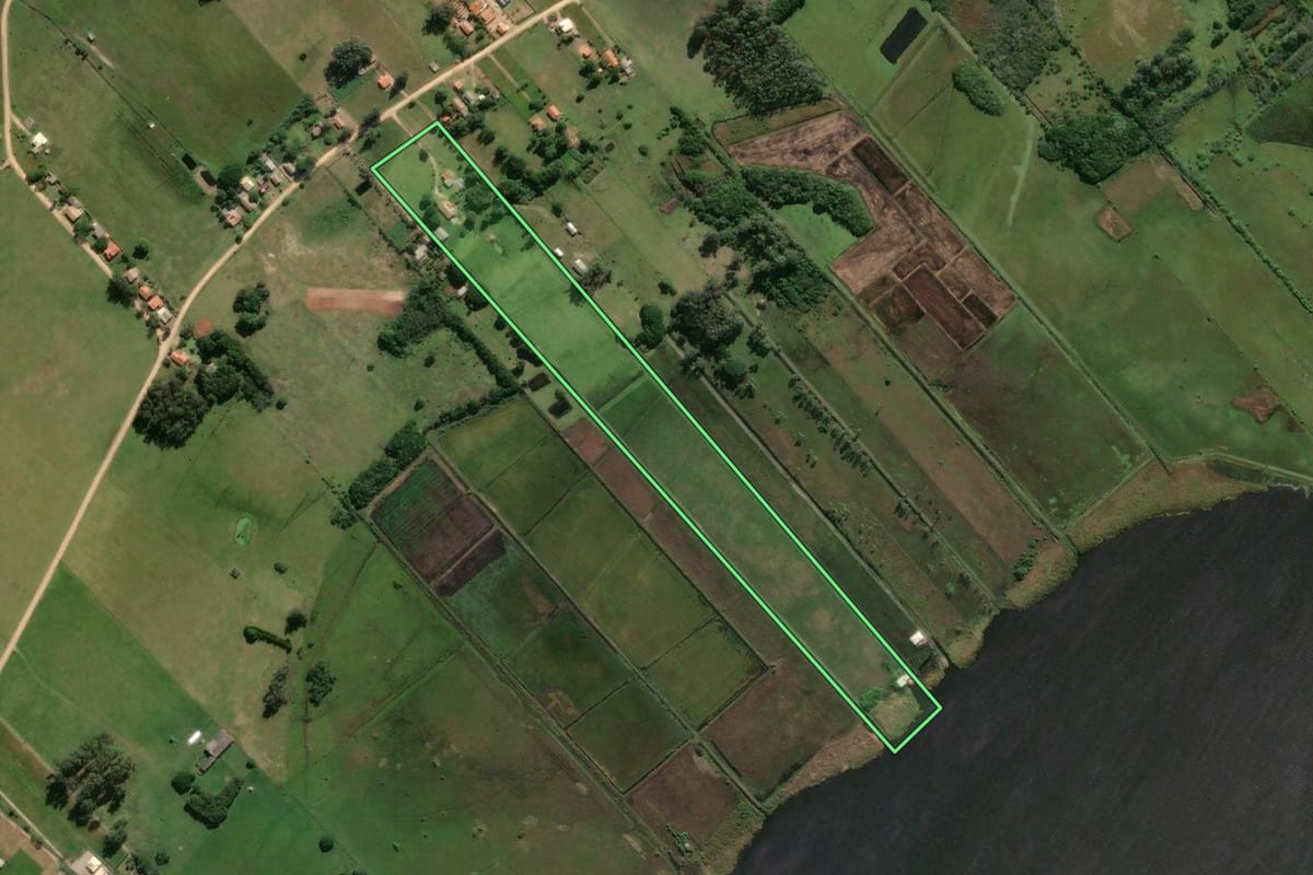 Imagem de satélite do imóvel rural em Jaguaruna (SC), com o contorno declarado no CAR desenhado por cima.