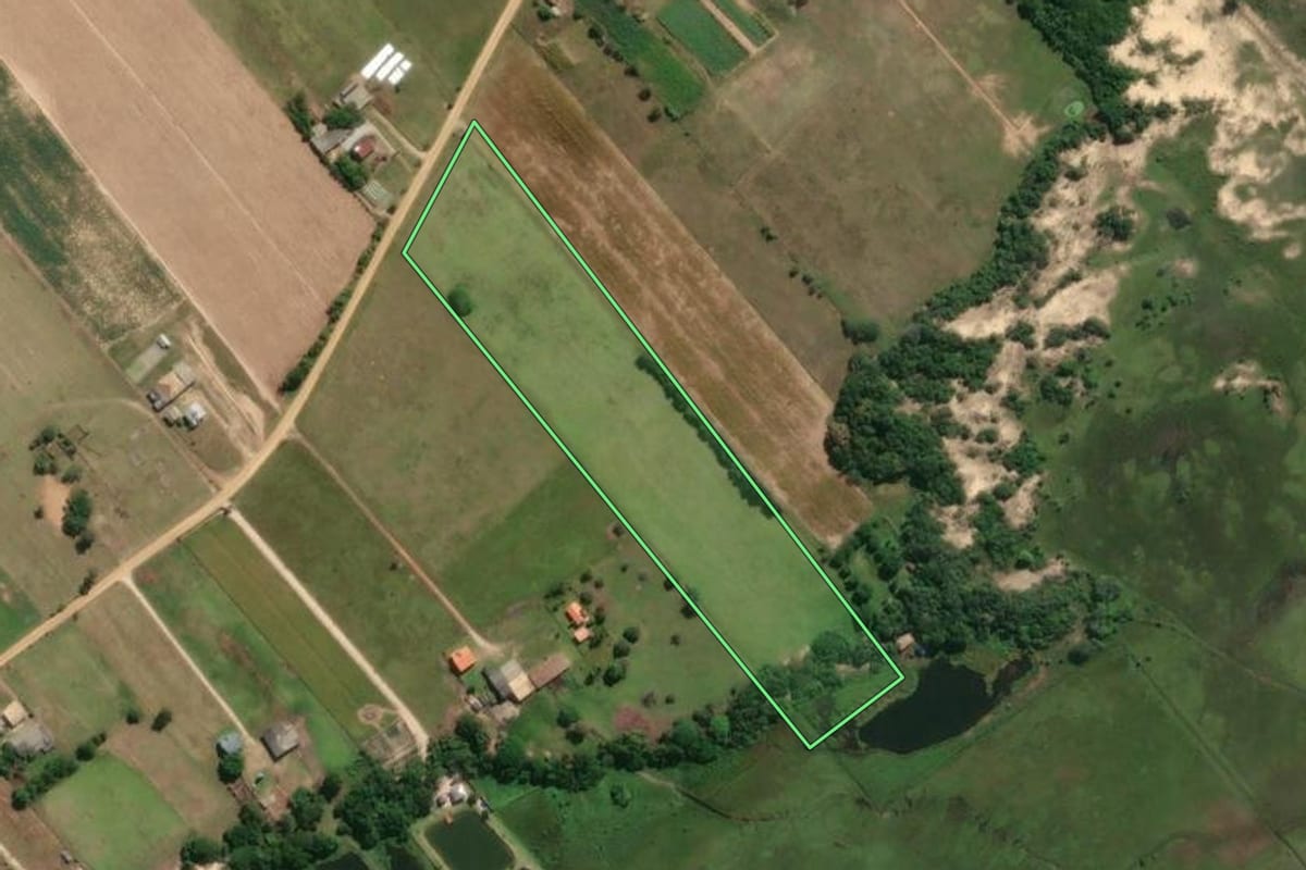 Imagem de satélite do imóvel rural em Jaguaruna (SC), com o contorno declarado no CAR desenhado por cima.