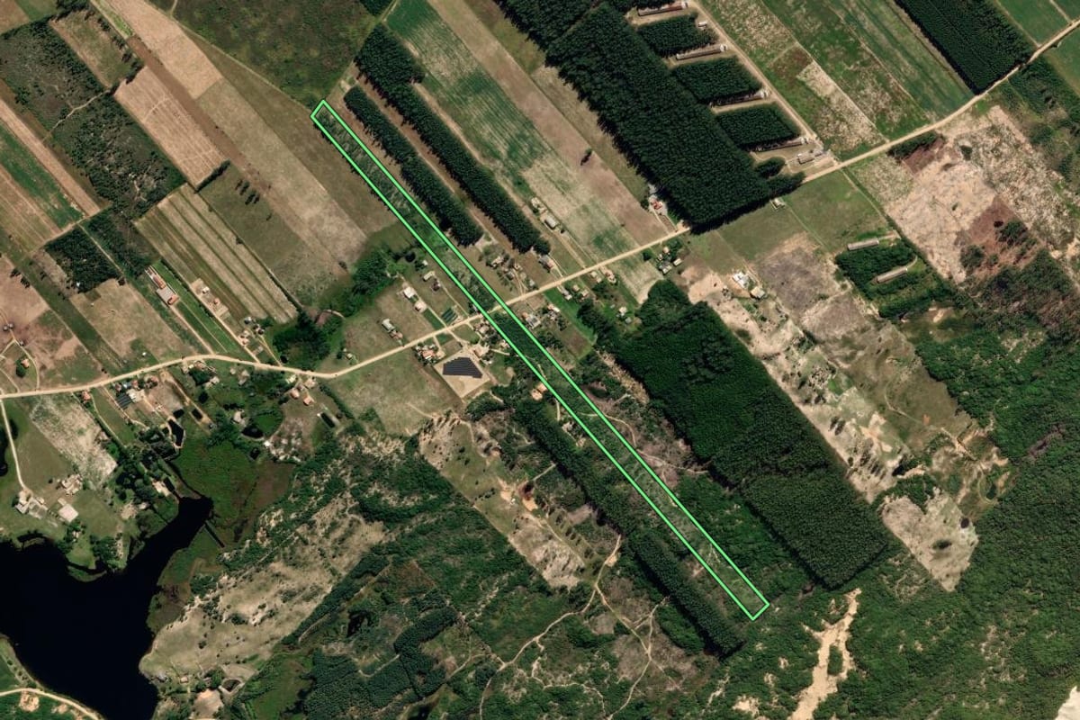Imagem de satélite do imóvel rural em Jaguaruna (SC), com o contorno declarado no CAR desenhado por cima.